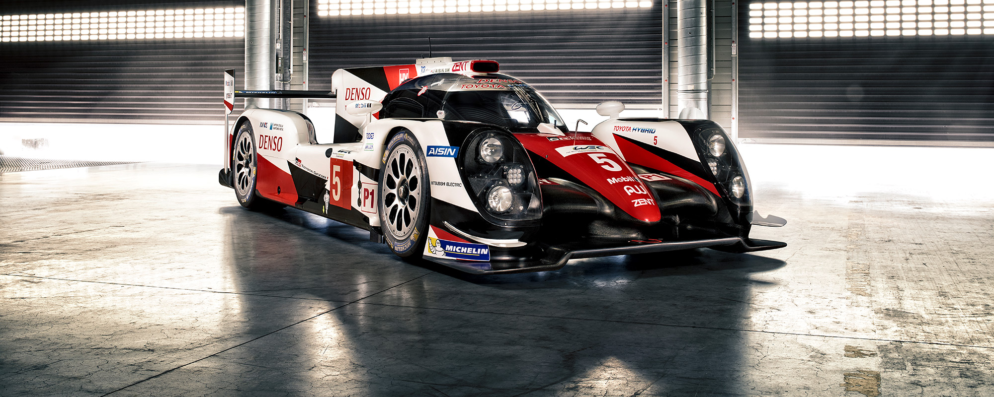 Gloednieuwe Toyota TS050 HYBRID racer klaar voor de start