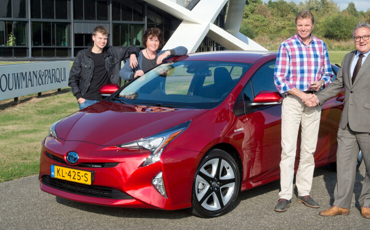 100.000e hybride Toyota van Nederland de weg op