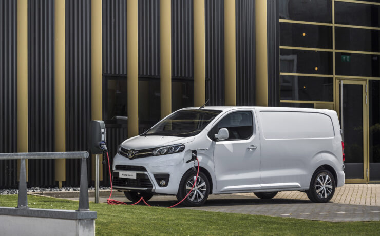 Toyota introduceert PROACE Electric, eerste volledige serie elektrische bedrijfswagens van Toyota