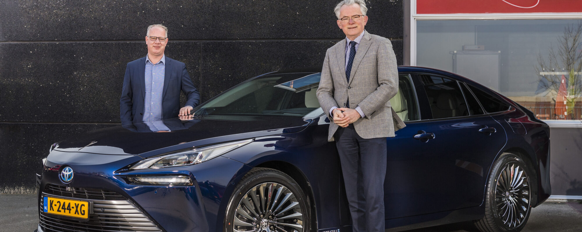 Eerste Nederlandse Toyota Mirai nieuwe dienstauto gemeentebestuur Groningen