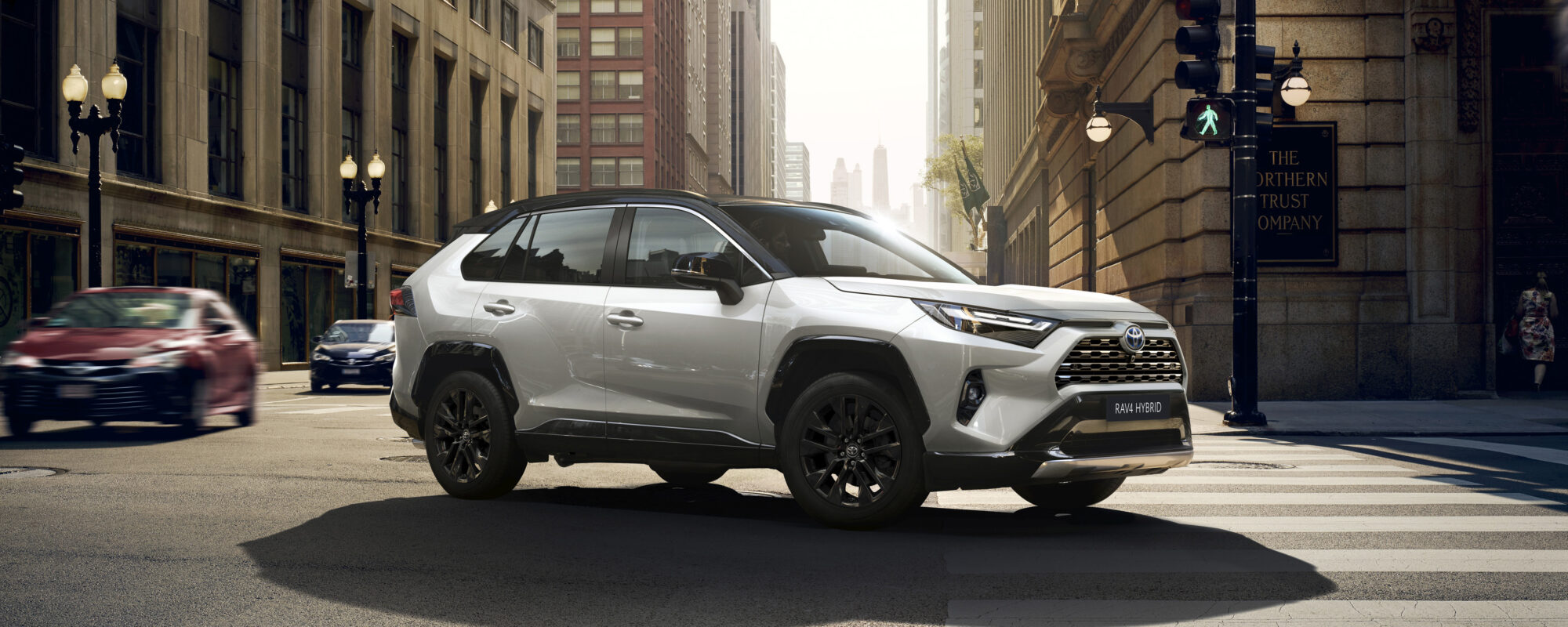 Update voor Toyota RAV4: nieuw infotainment, groot digitaal instrumentarium en nieuwe actieve veiligheidssystemen