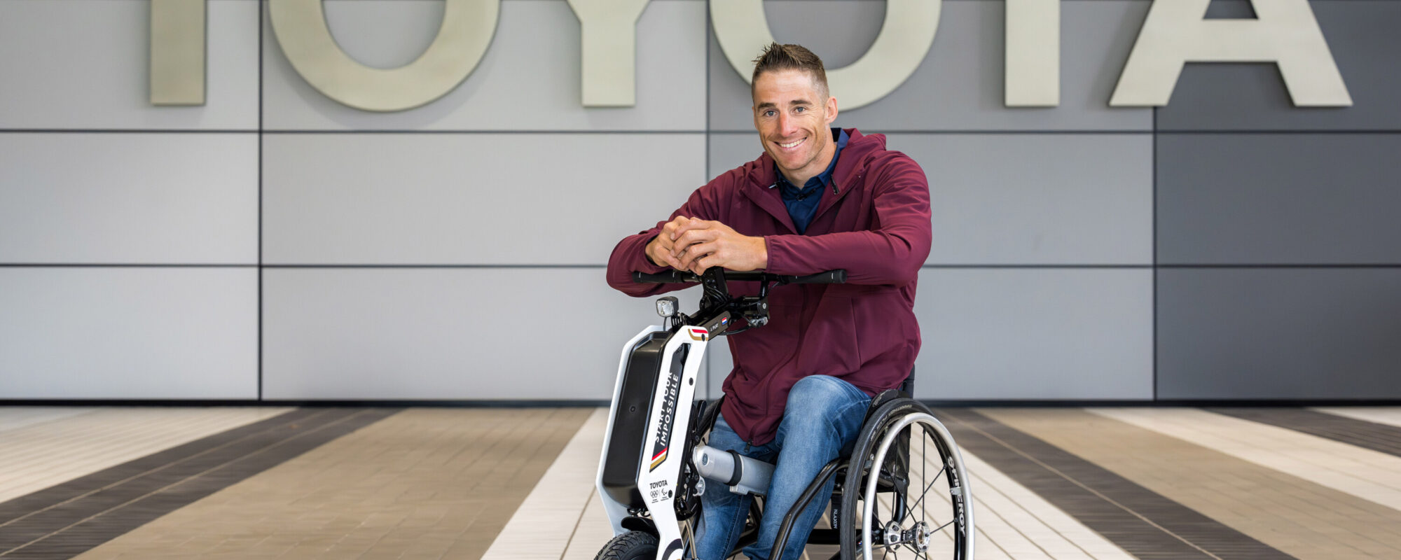 Toyota Nederland overhandigt eerste Yosh-e aan paralympisch kampioen Jetze Plat