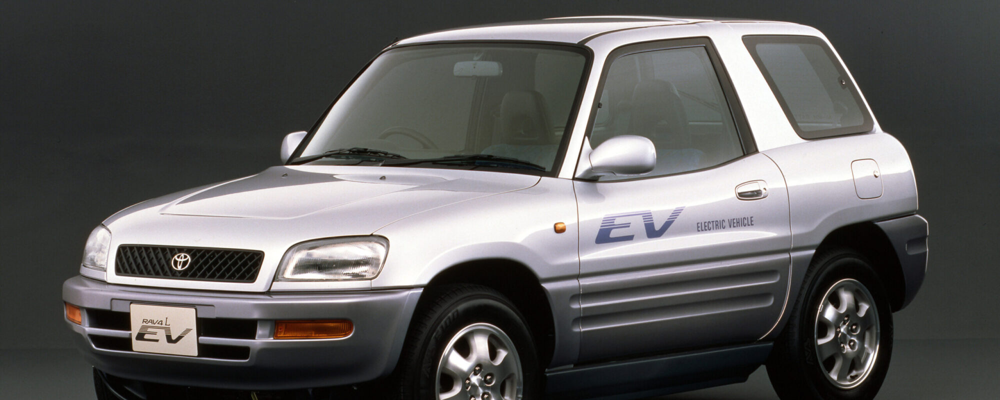 Toyota viert 60 jaar elektromobiliteit op klassiekerbeurs Rétromobile in Parijs