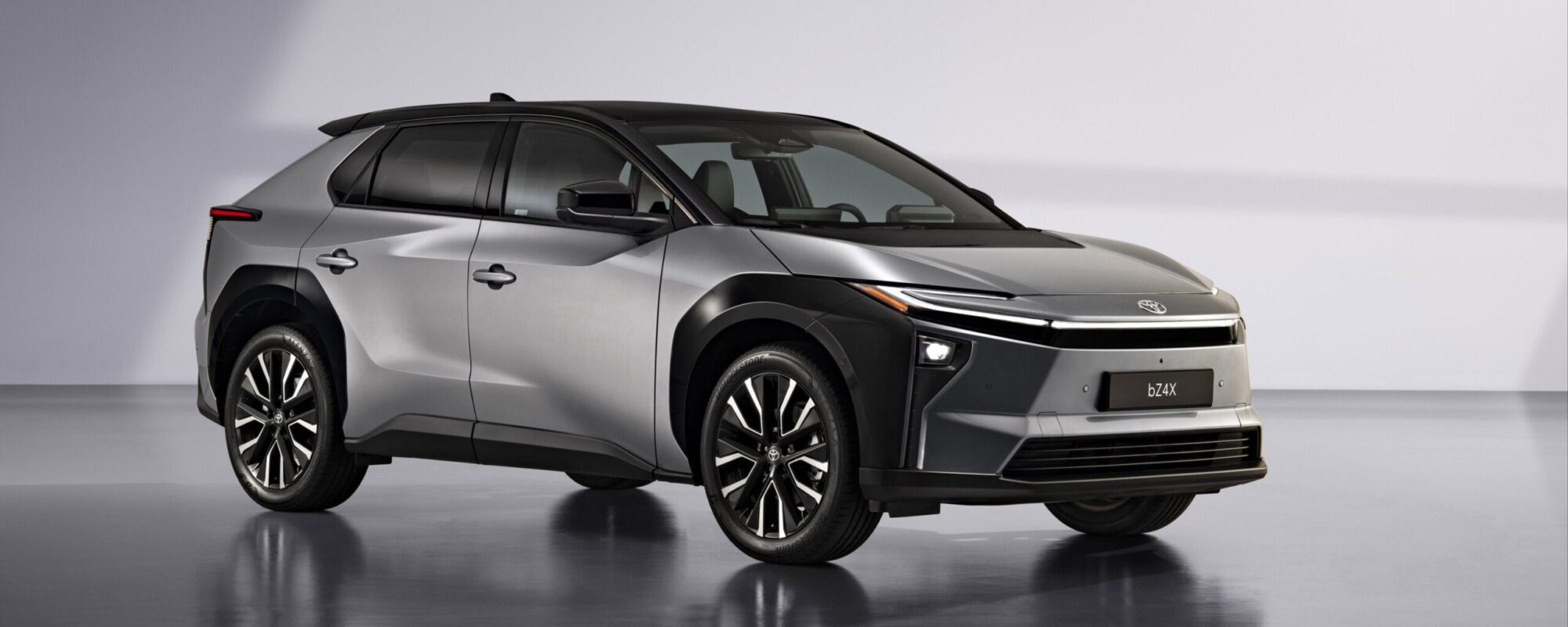 Toyota maakt alle prijzen bekend van nieuwe batterij-elektrische bZ4X: vanaf 39.995 euro