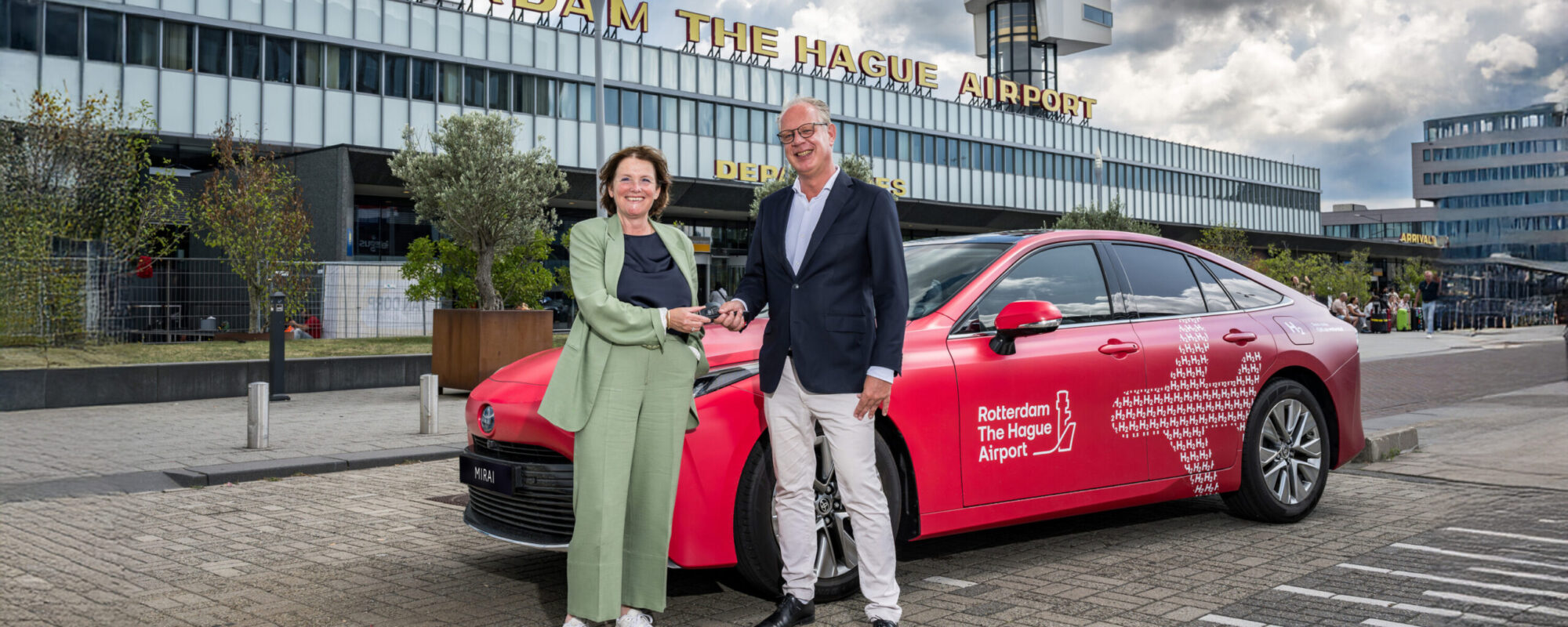 Waterstof-elektrische Toyota Mirai gaat rijden bij Rotterdam The Hague Airport