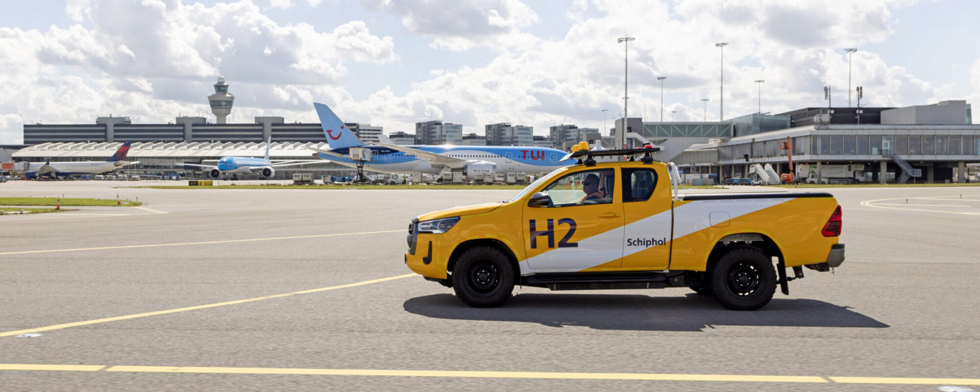 Toyota Hilux prototype met waterstof-brandstofcel in proefproject op Schiphol voor emissievrije grondoperaties