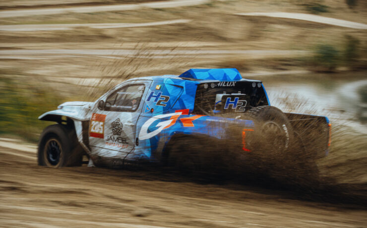 GAZOO Racing zet volgende stap richting Dakar 2027 met waterstof-elektrische DKR GR FC Hilux